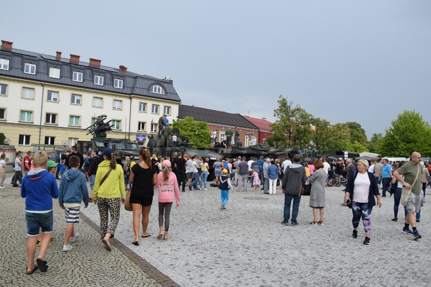 Żołnierze, czołgi, grochówka. Piknik wojskowy przyciągnął jaślan na rynek