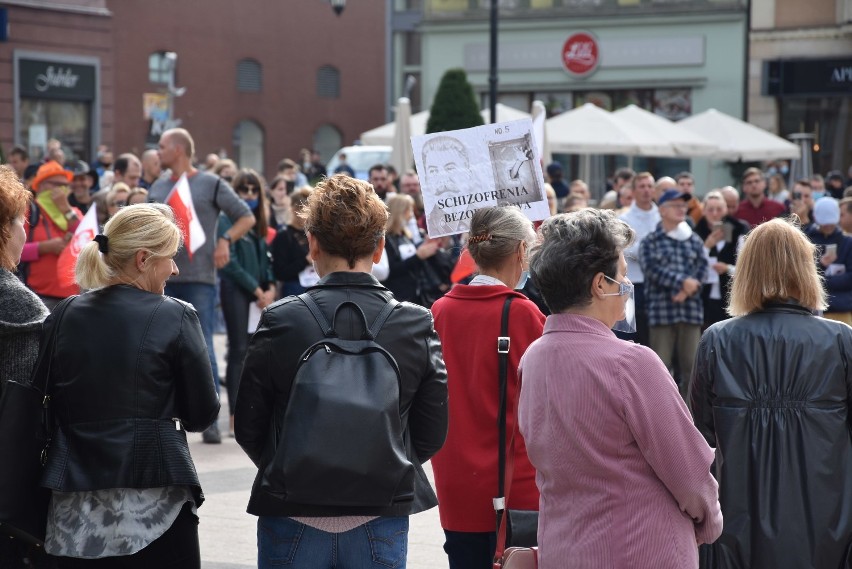 Protest antycovidowców w Rybniku: "Pecz z pandemią" wołali uczestnicy gdy w Polsce 5330 nowych zarażeń na koronawirusa