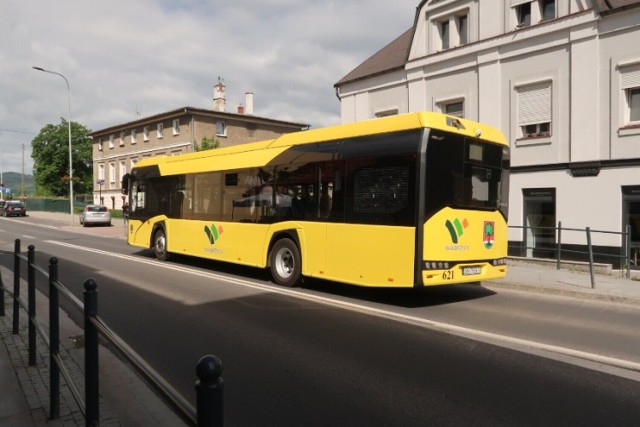 Od 4 grudnia, kiedy zacznie obowiązywać nowa umowa z operatorem komunikacji miejskiej, miasto będzie dysponowało większą liczbą autobusów przegubowych Solarisy 18, dokładnie o 4 więcej, zatem możliwe będzie wzmocnienie w godzinach szczytu obsługi linii autobusem przegubowym.