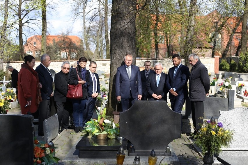 Leszek Miller Siemianowice: Miller odwiedził grób Barbary...