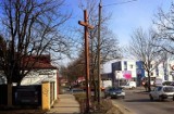 Z remontowanej ulicy Domaszowskiej w Kielcach zniknął stuletni krzyż. Mieszkańcy są zaniepokojeni i pytają, czy wróci i gdzie? 