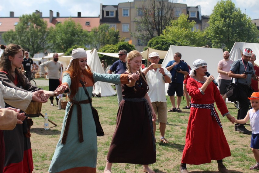 Pokaz żonglerki i tańca dawnego na placu św. Wojciecha
