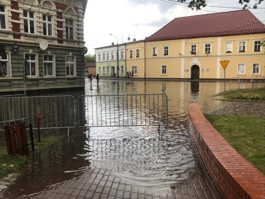 Armageddon pogodowy w Jastrowiu -potoki na ulicach miasta