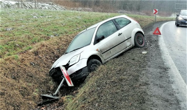 W Grojcu, na ulicy Beskidzkiej, samochód wpadł do rowu