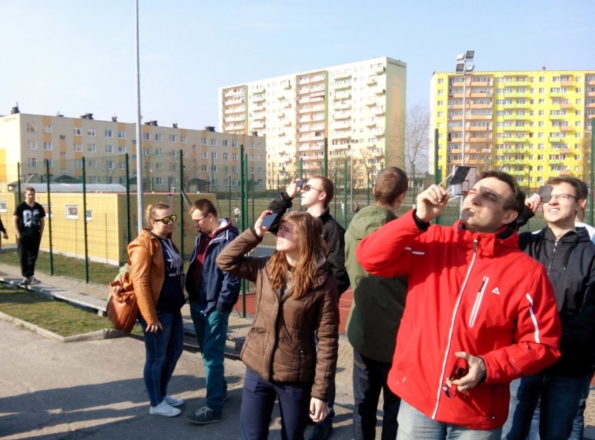 Uczniowie Gimnazjum nr 7 we Włocławku obserwowali i badali zaćmienie Słońca.