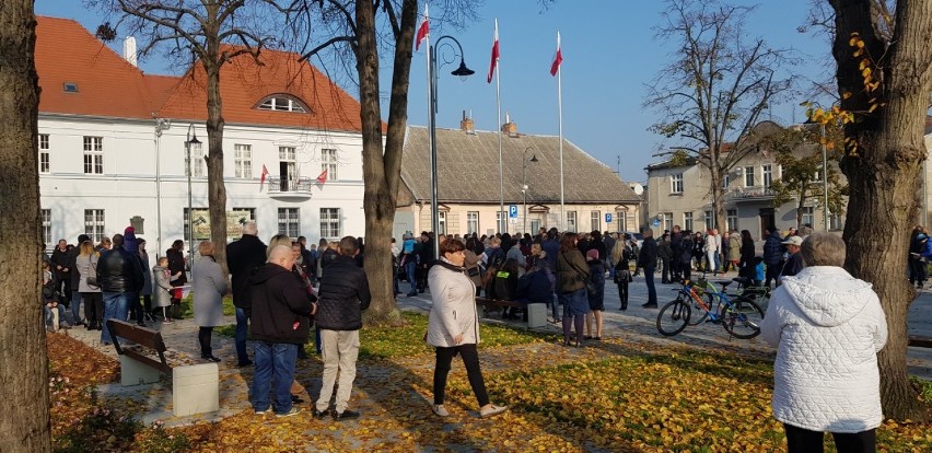 Mieszkańcy Rogoźna zaśpiewali hymn Polski na Placu Karola