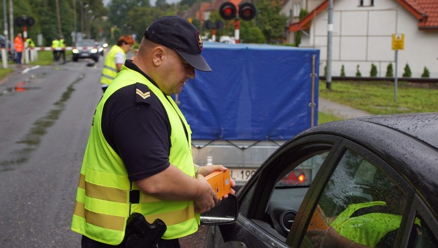 Akcja ,,Bezpieczny przejazd" w Sławnie. Informowali o żółtych naklejkach [ZDJĘCIA]