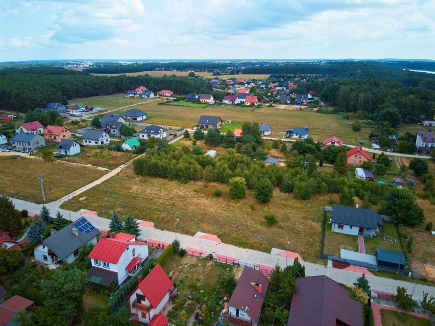 Lubogoszcz koło Sławy na zdjęciach z drona. Urokliwa wieś między Jeziorem Sławskim a lasem