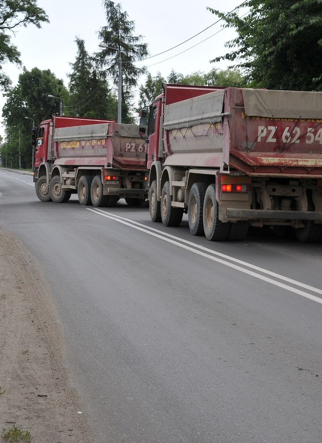 Ulice w mieście niszczą ciężarówki z budowy A2