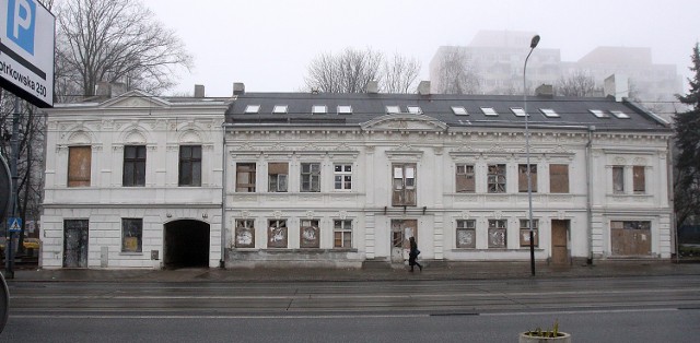 Neoklasyczna kamienica (na zdjęciu z prawej) zbudowana przez tkacza Gottlieba Beera w 1834 r. przy ul. Piotrkowskiej 243 uważana jest za najstarszą piętrową, murowaną kamienicę przy tej ulicy