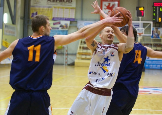 Piotr Trepka (z piłką) był jednym z siedmiu przyjezdnych zawodników Spójni w zakończonym właśnie sezonie.