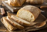 Prosty i szybki przepis na domowy chleb na drożdżach. Jak upiec chleb w domu? Lista składników i przepis krok po kroku na domowe pieczywo