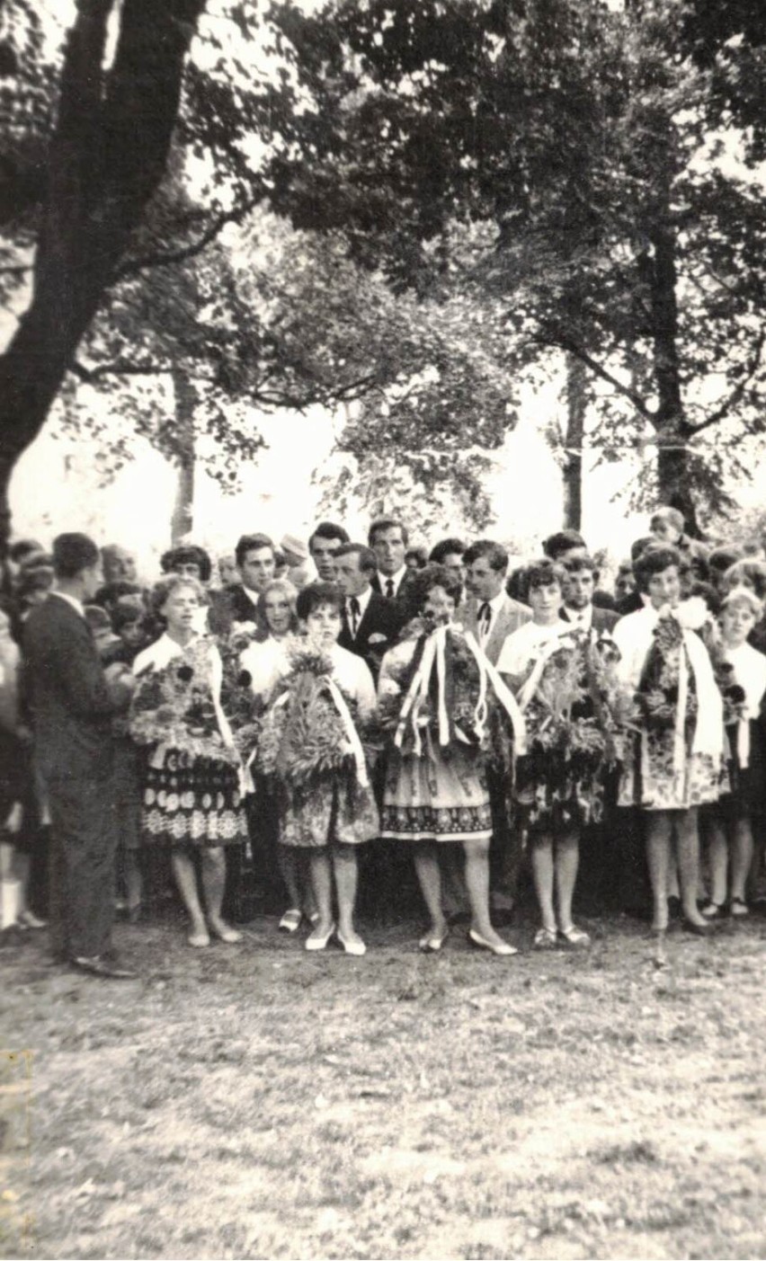 „A z iskry rozgorzeje ogień!” Tak bawili się w latach 60. i 70. mieszkańcy Jankowa Dolnego. Mamy unikalne fotografie [FOTO]