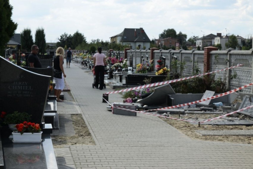 Kierowca staranował ogrodzenie cmentarza na Łąkoszynie. Zniszczył jeden z nagrobków