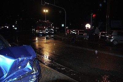 Wypadek na skrzyżowaniu DK 81 z ul. Żorską w Orzeszu-Woszczycach. Zderzyły sie trzy samochody