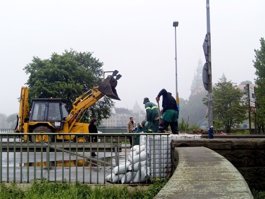 Usuwanie worków z piaskiem. Fot. Radosław Sawicki