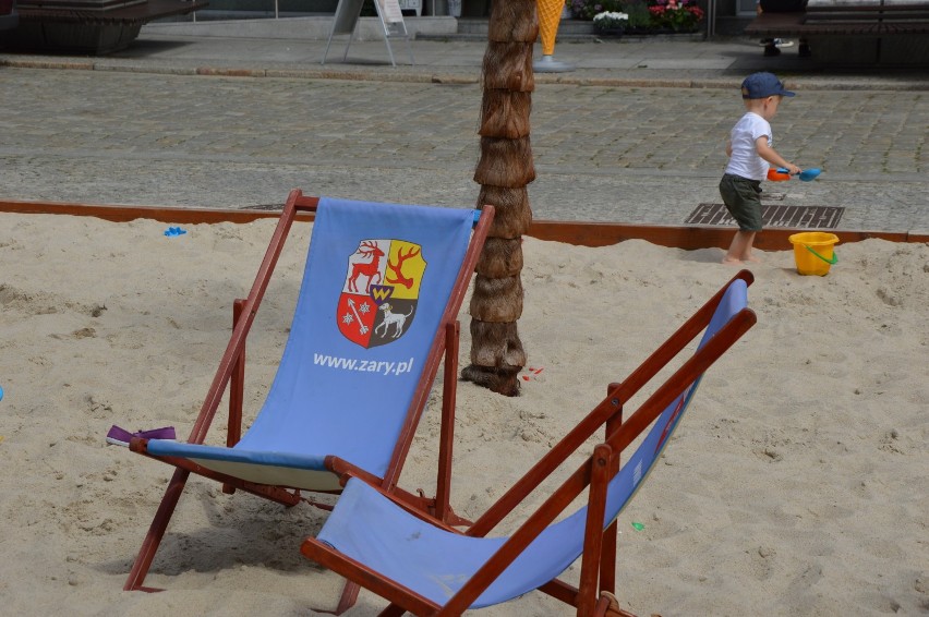 Mini plaża na żarskim rynku zaprasza nie tylko najmłodszych [ZDJĘCIA]