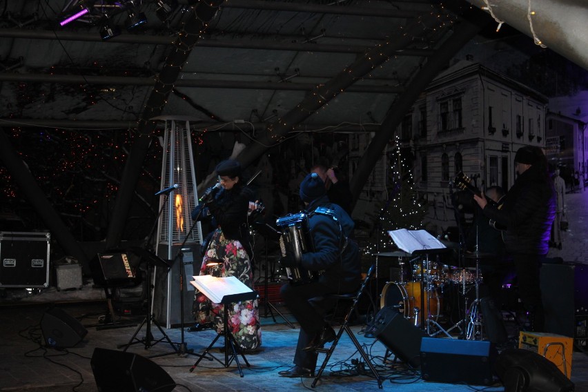Jarmark Świąteczny w Ustroniu: świąteczny klimat i muzyka na żywo (ZDJĘCIA)