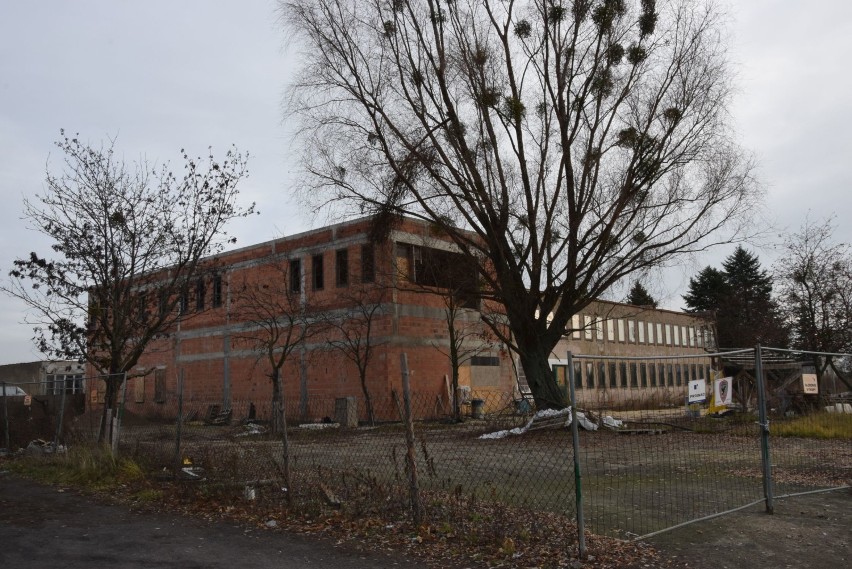 Szkoła muzyczna w Wieluniu poczeka na przenosiny do 2021 r. Problemy na placu budowy [FOTO]