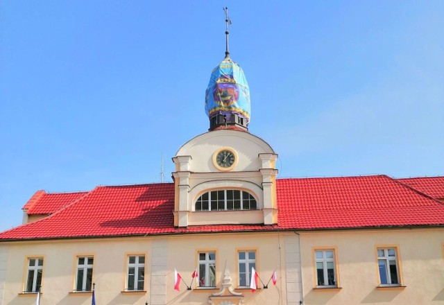 Na wieży ratusza w Żarach pojawiła się ogromna pisanka.