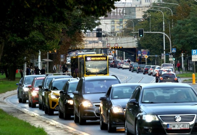 O godz. 10:30 korki tworzą się przy największych wrocławskich cmentarzach.