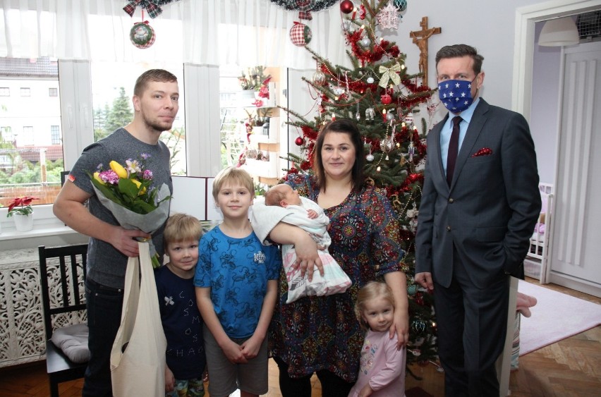 Łucja pierwszą lęborczanką urodzoną w 2021 roku. Burmistrz ufundował wyprawkę. Igor ostatnim dzieckiem urodzonym w ubr.
