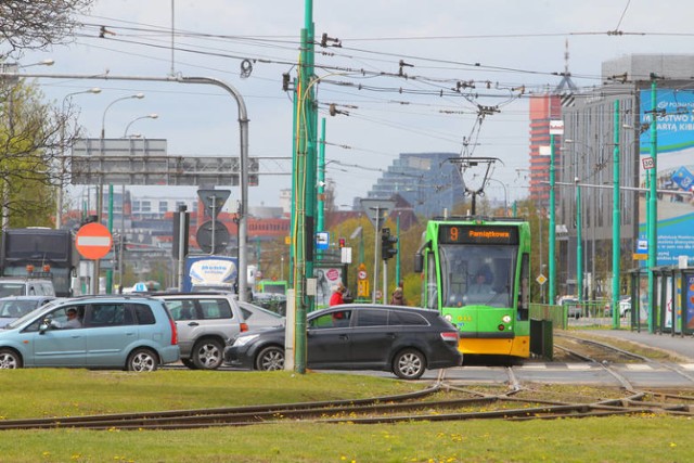 24 czerwca rozpocznie się kolejny remont na poznańskich torach. Do końca wakacji ekipy będą pracować na ul. Królowej Jadwigi. Trasy zmieni pięć linii tramwajowych, kursowanie pięciu zostanie zawieszone (trzy - w związku z remontem, dwie - w związku z wprowadzeniem letniego rozkładu jazdy). Uruchomiona zostanie również autobusowa linia "za tramwaj". Jak będą wyglądać zmiany? Sprawdź!