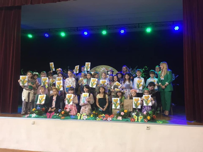 Konkurs recytatorski "Wiosna ach to ty!" w GOKiS w Wicku. Wzięło udział 50 dzieci