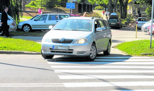 Kierowcy muszą łamać przepisy, żeby wyjechać z parkingu przy ul. Rymwida