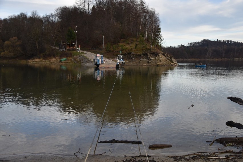 Jezioro solińskie w pięknej, jesiennej odsłonie. Pogoda sprzyjała turystom i wędkarzom  [ZDJĘCIA]