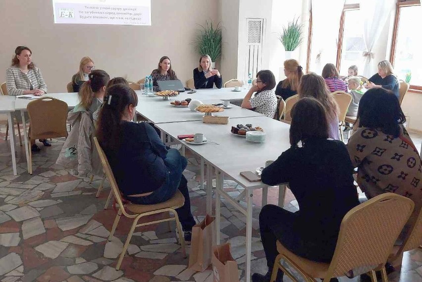 Inowrocław. To była akcja dla kobiet z Ukrainy przebywających w Inowrocławiu. Panel prawniczy, porady psychologa, kosmetyka, fitness
