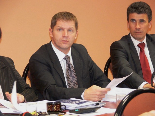 Spór o zwolnienia lekarskie władzy w Sieradzu. Były sekretarz Jarosław Zienkiewicz (z lewej) i były prezydent Cezary Szydło chcą przeprosin od radnego