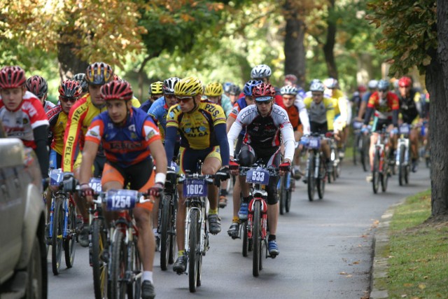 Klub Kolarski Legia 1928 zaprasza mieszkańców Bemowa na VII Legia MTB Maraton.

Program imprezy:
9.00-11.00: akredytacja zawodników
11.00: wyścig dla dzieci 4-6 lat
11.15: start dystansu GIGA - 6 rund po 6 km. Łącznie 36 km
do 12.30: akredytacja do dystansu MEGA i MINI
12.45: start dystansu MEGA - 4 rund po 6 km. Łącznie 24 km
14.00: start dystansu MINI - 1 runda po 6 km.
14.45 - 15.15 - ceremonia nagradzania

Zobacz również: "Warszawa jest Fit". Darmowe zajęcia z piłki wodnej, sztuk walki i wielu innych sportów [PRZEGLĄD]