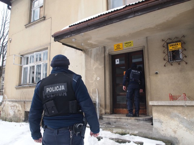 Policja wróciła do pustostanu przy ul. Grunwaldzkiej - by sprawdzić, czy nie ma kolejnych bezdomnych w środku