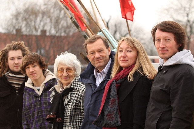 Wojciech Fułek na spacerze z rodziną po I turze wyborów