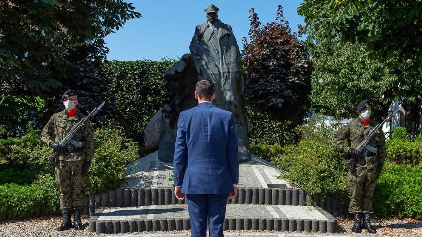 Premier Mateusz Morawiecki złożył kwiaty pod Pomnikiem gen....