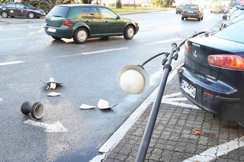 Cofając uderzyła w latarnie, która przewróciła na inne auto. Uciekła z miejsca zdarzenia