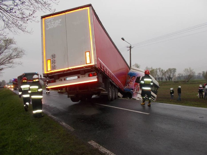Wypadek w Patrzykowie u z udziałem tira na drodze...