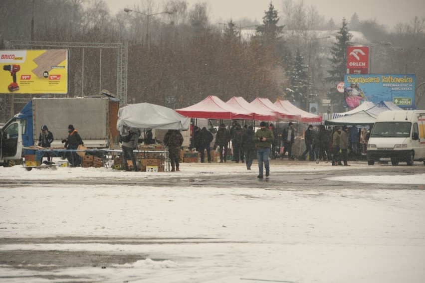 Giełda w Sandomierzu w sobotę, 30 stycznia. Zima nie odstraszyła amatorów handlu pod chmurką. Co szło najlepiej? [ZDJĘCIA]