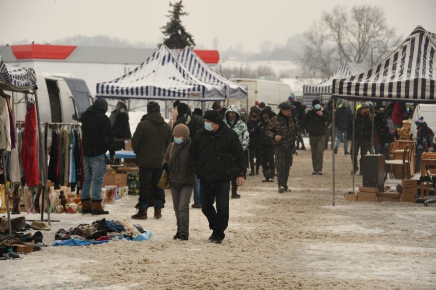 Giełda w Sandomierzu w sobotę, 30 stycznia. Zima nie odstraszyła amatorów handlu pod chmurką. Co szło najlepiej? [ZDJĘCIA]