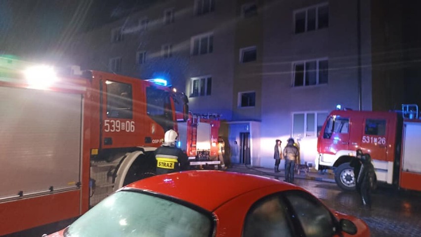 Sztum. Strażacy gasili pożar w budynku wielorodzinnym. Mieszkańców mógł zabić czad