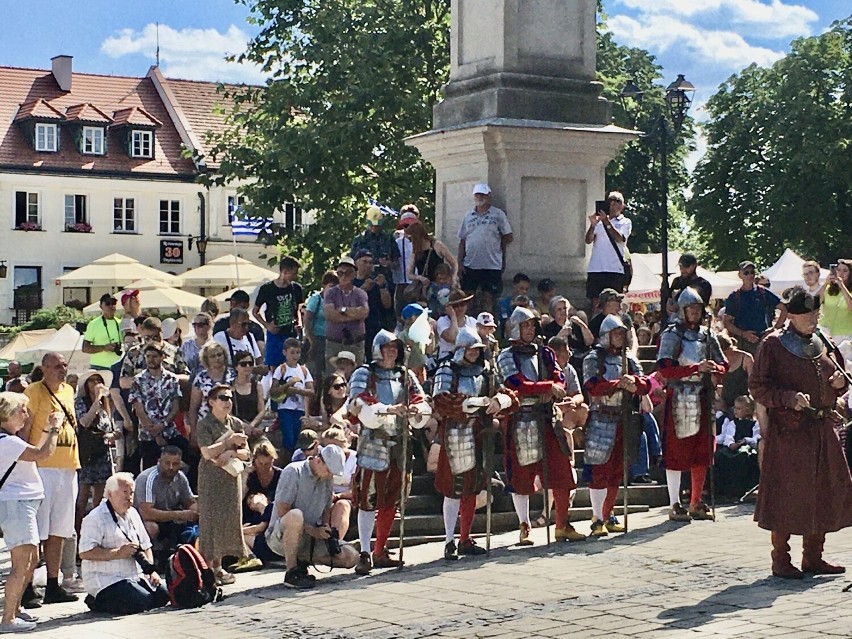 Widowisko historyczne na Jarmarku Jagiellońskim w Sandomierzu. Turyści zachwyceni