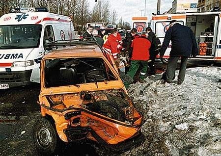 Fiat 126 p został kompletnie zniszczony.Fot. Grzegorz Mehring