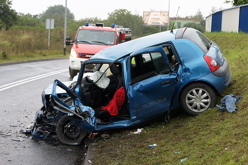 Kalisz. Wypadek na ulicy Sikorskiego. Siedem osób trafiło do szpitala. ZDJĘCIA