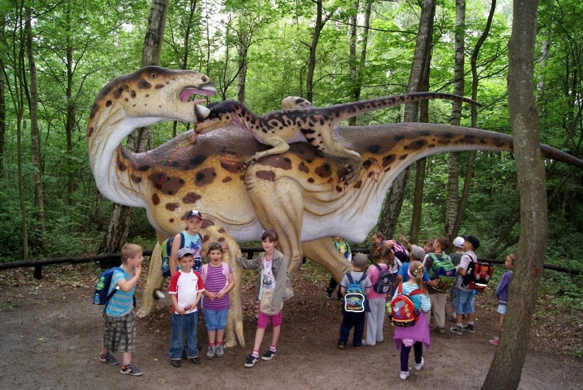 Lejkowo. Wycieczka dzieci do parku dinozaurów w Łebie