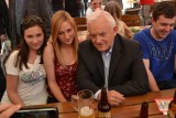 Leszek Miller w Rybniku: Były premier napił się dziś piwka na rynku 