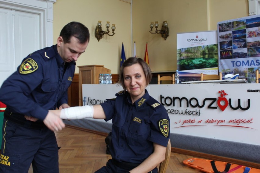 Strażnicy miejscy z Tomaszowa zostali wyposażeni w nowe zestawy pierwszej pomocy [ZDJĘCIA]