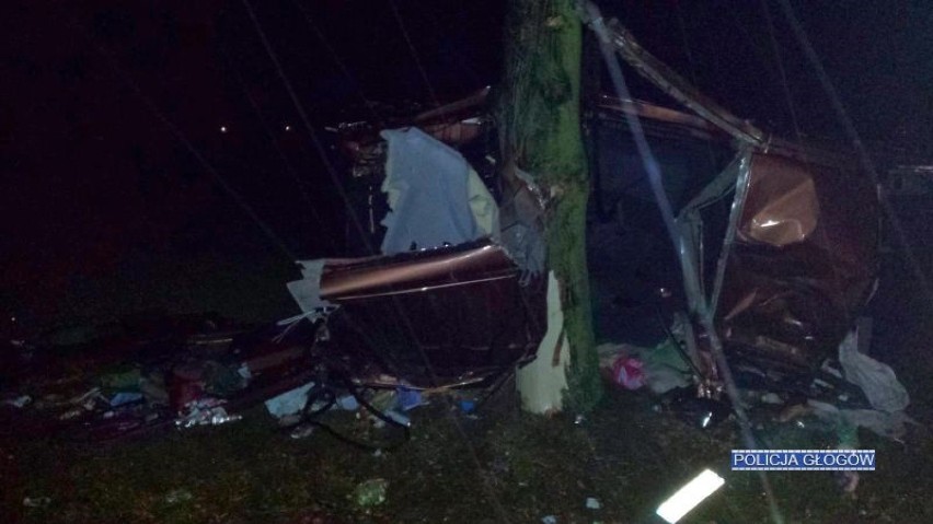 Samochód wiozący pracowników do Niemiec roztrzaskał się o drzewo