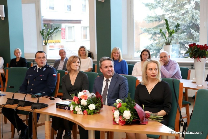 Dzień Pracownika Socjalnego w Staszowie. Były życzenia, kwiaty i gratulacje 