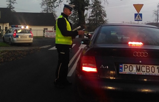 Akcja Znicz 2014: policjanci sprawdzali trzeźwość kierowców 3 listopada